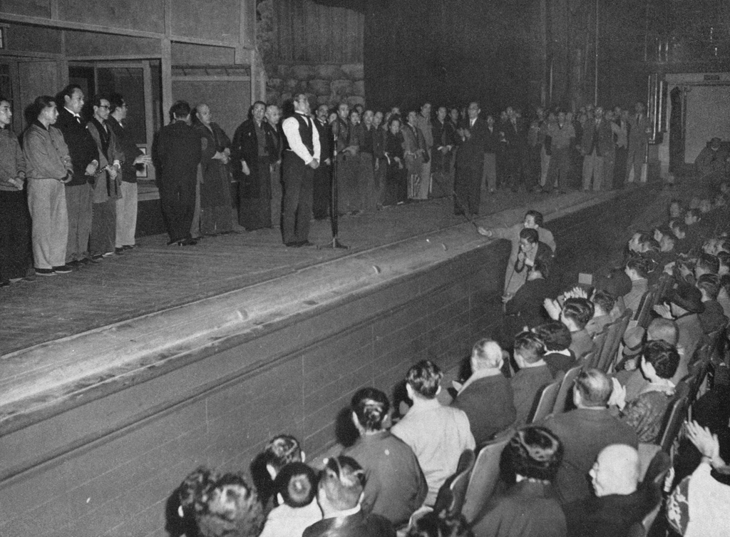 「歌舞伎座スト決行 （大阪歌舞伎座にて）」 野瀬耕三郎&nbsp;-&nbsp;アサヒカメラ 1955年4月号より