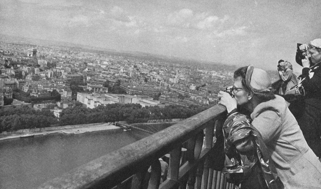 「パリのアメリカ人旅行者」 ジゼル・フロイント&nbsp;-&nbsp;アサヒカメラ 1955年4月号より