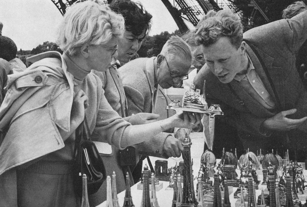 「パリの観光客」 ジゼル・フロイント&nbsp;-&nbsp;アサヒカメラ 1955年4月号より