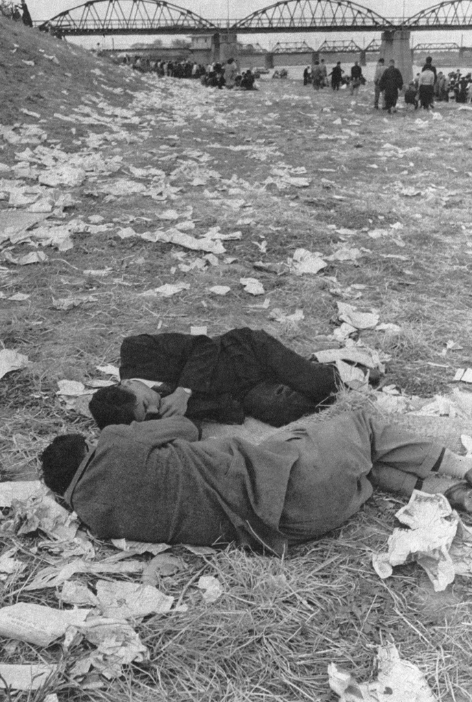 「花に浮かれる （酔いつぶれて眠る花見客）」 山田広次&nbsp;-&nbsp;アサヒカメラ 1955年4月号より