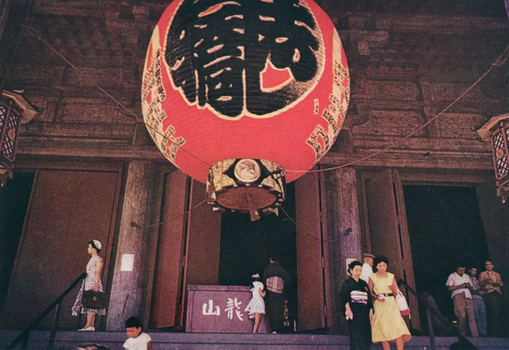 「提灯 （浅草にて）」 真下今朝吉 （1955年）&nbsp;-&nbsp;アサヒカメラ 1955年12月号より