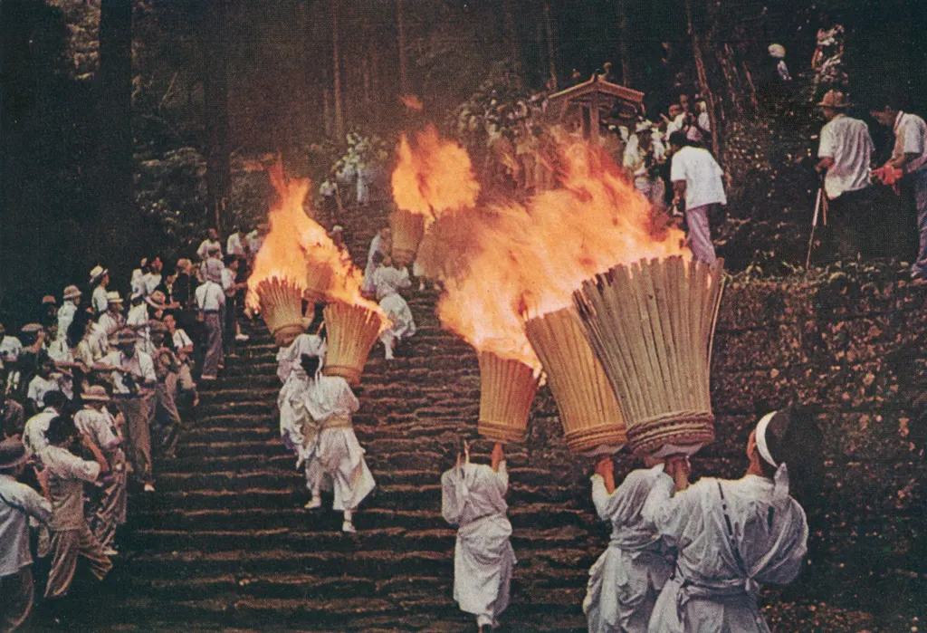 「火の祭典 （紀州那智にて）」 西川高三 （1955年）&nbsp;-&nbsp;アサヒカメラ 1955年12月号より