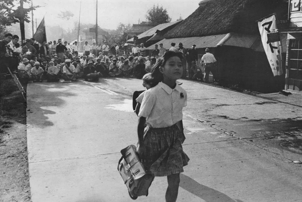 「ピケライン （砂川町強制測量）」 吉岡専造&nbsp;-&nbsp;アサヒカメラ 1955年12月号より