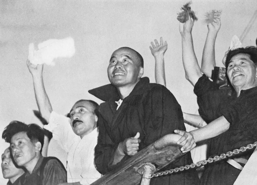 「おお 日本だ！（第四次ソ連引揚）」 福田滋&nbsp;-&nbsp;アサヒカメラ 1955年12月号より