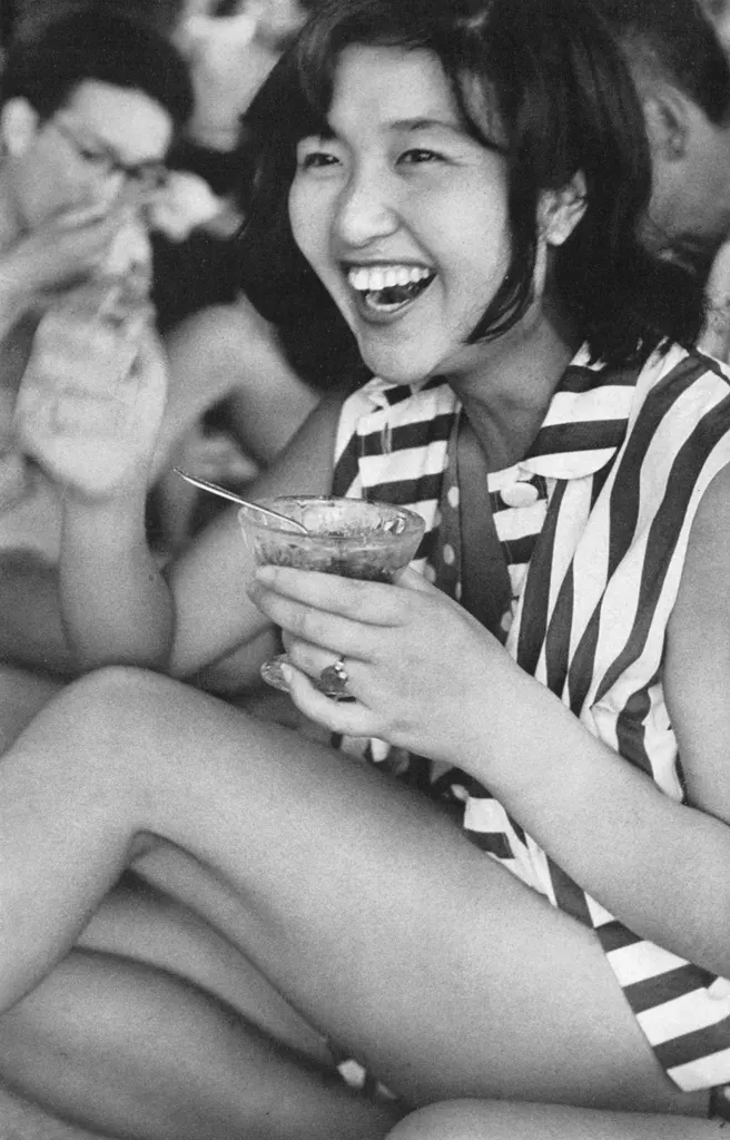 「海の家で」 小野幹&nbsp;-&nbsp;アサヒカメラ 1955年12月号より