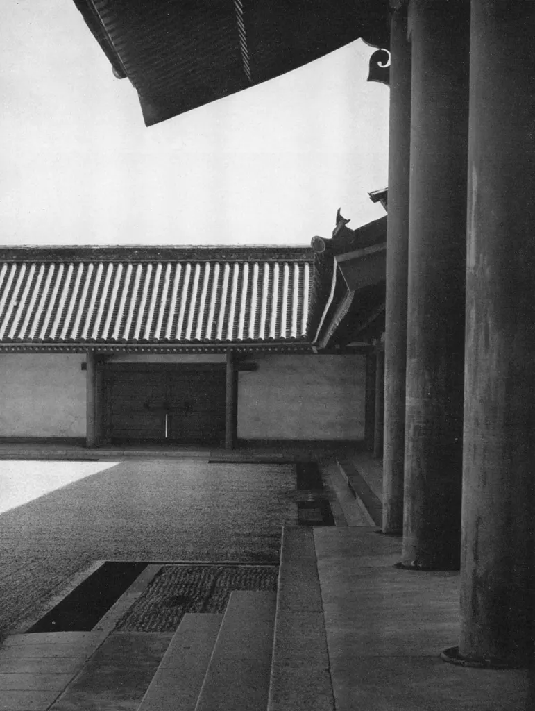 「回廊 （京都御所にて）」 中村定邦&nbsp;-&nbsp;アサヒカメラ 1955年12月号より