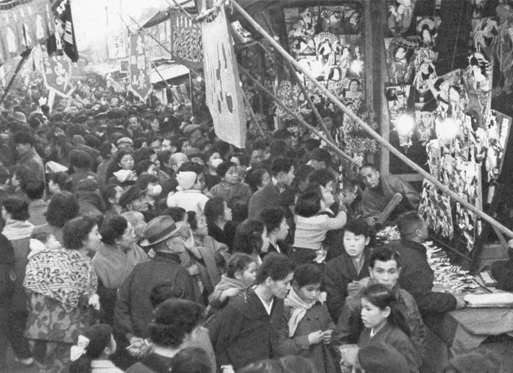 「羽子板市 （浅草）」 伊藤則美&nbsp;-&nbsp;アサヒカメラ 1955年12月号より