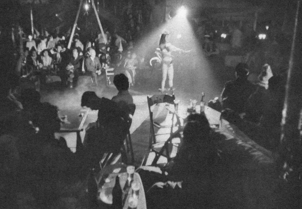 「フロア・ショー」 大束元&nbsp;-&nbsp;アサヒカメラ 1955年4月号より