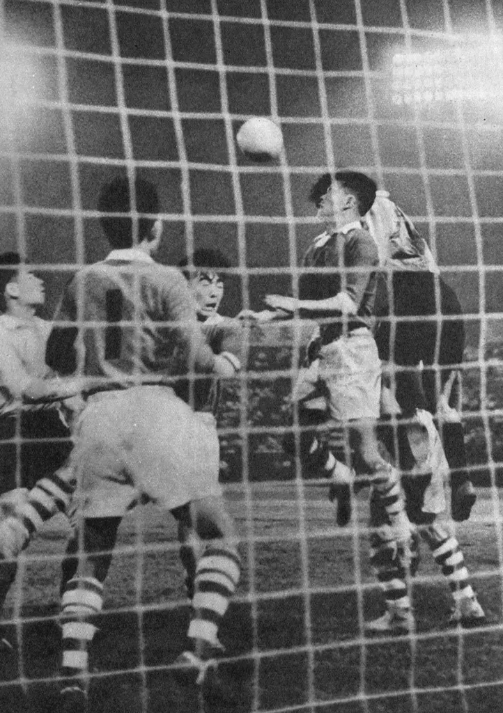 「早慶サッカーナイター」 小久保善吉&nbsp;-&nbsp;アサヒカメラ 1955年12月号より