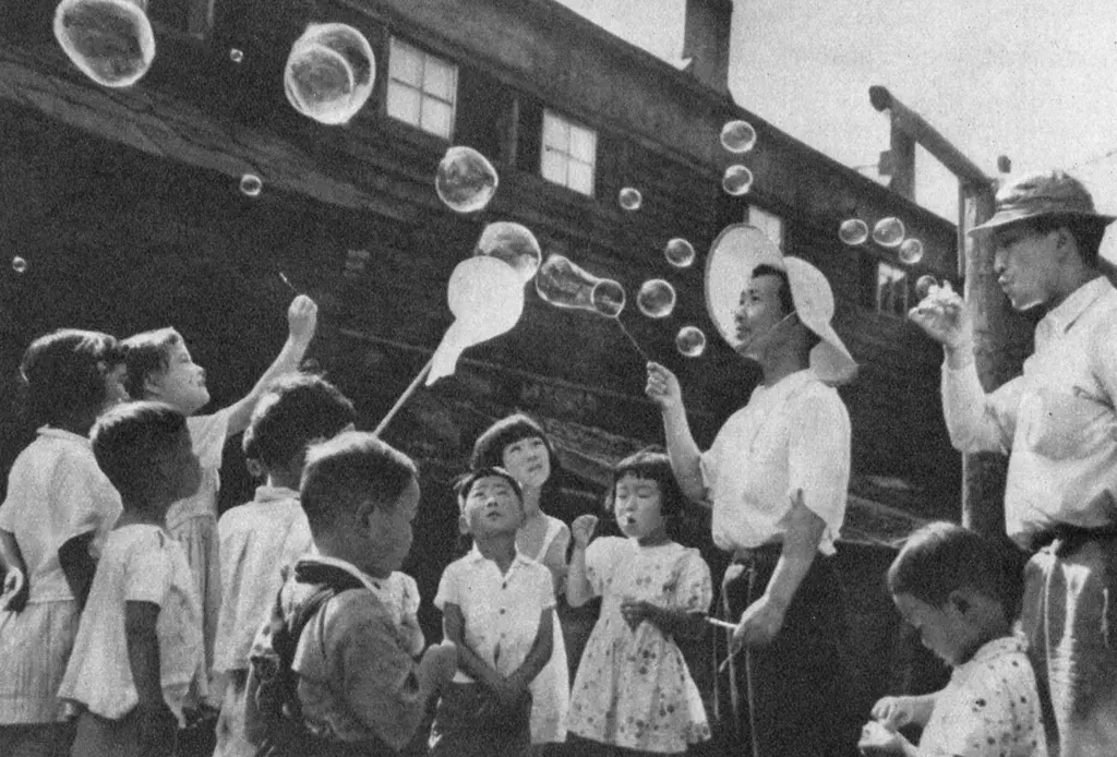 「シャボン玉」 秋野よし子&nbsp;-&nbsp;アサヒカメラ 1955年12月号より