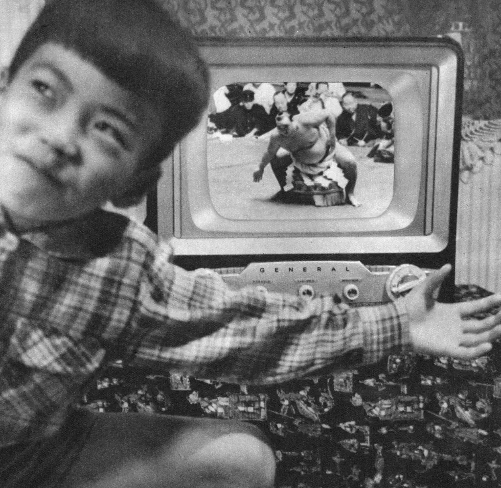 「ゼネラルテレビの広告 （四股を踏む男の子）」&nbsp;-&nbsp;アサヒカメラ 1955年12月号より