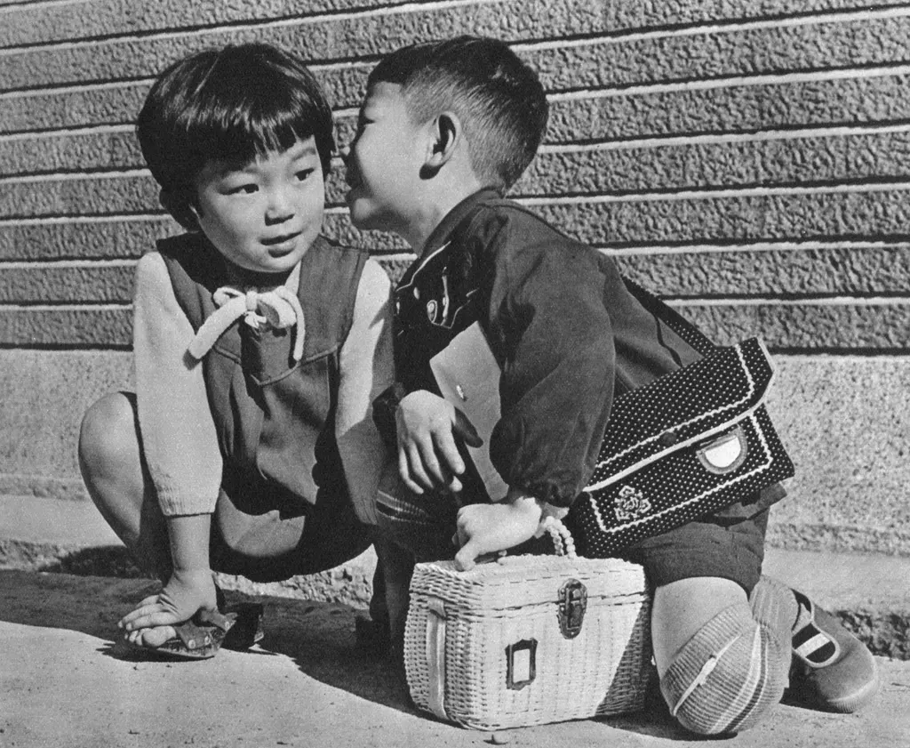 「眼鏡肝油本舗の広告 （ひそひそ話）」&nbsp;-&nbsp;アサヒカメラ 1955年12月号より