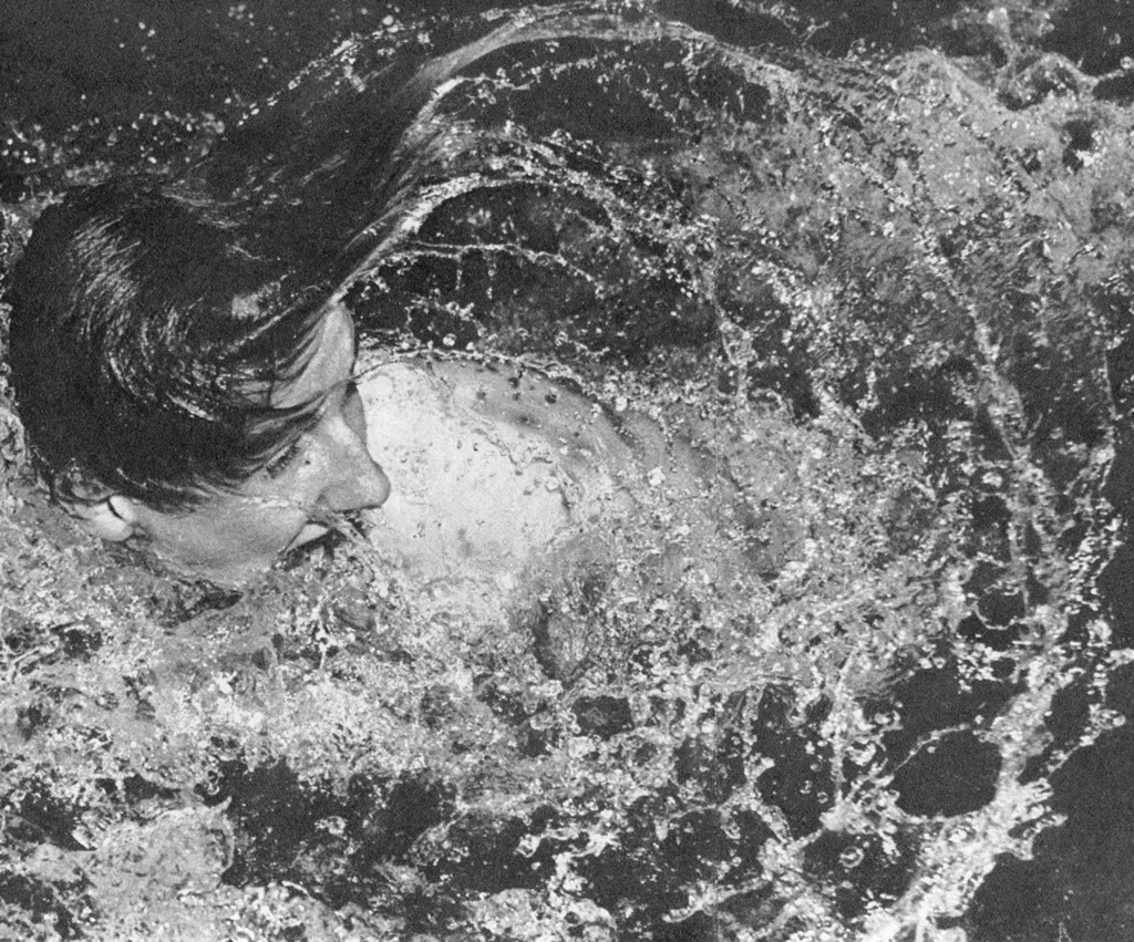 「水泳選手」 フォルケ・ヘルベルク&nbsp;-&nbsp;アサヒカメラ 1955年12月号より