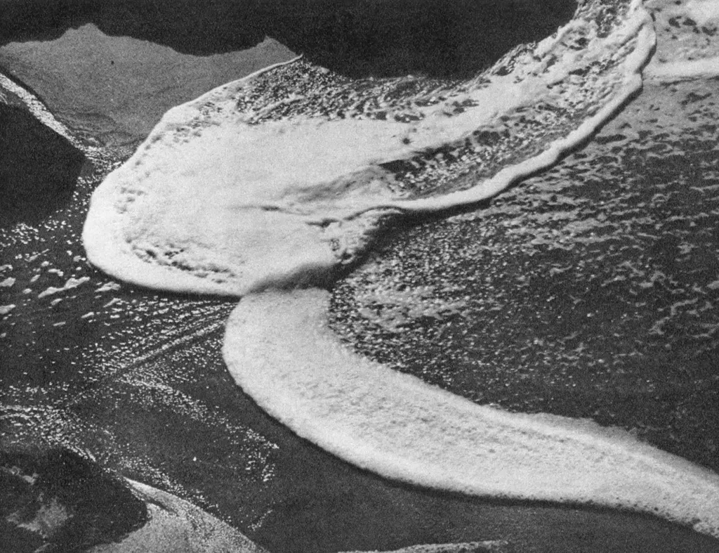 「西海岸の波」 マイナー・ホワイト&nbsp;-&nbsp;アサヒカメラ 1955年12月号より