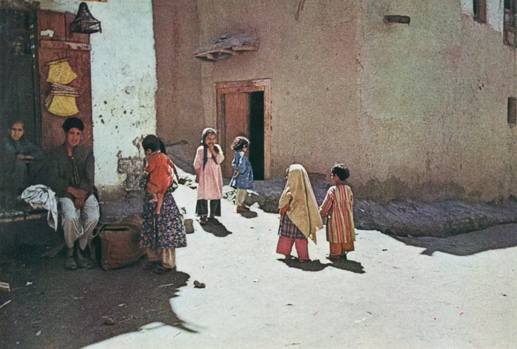 「アフガニスタンの子供達 （カーブルにて） 奈良弘美 （1955年）&nbsp;-&nbsp;アサヒカメラ 1956年7月号より