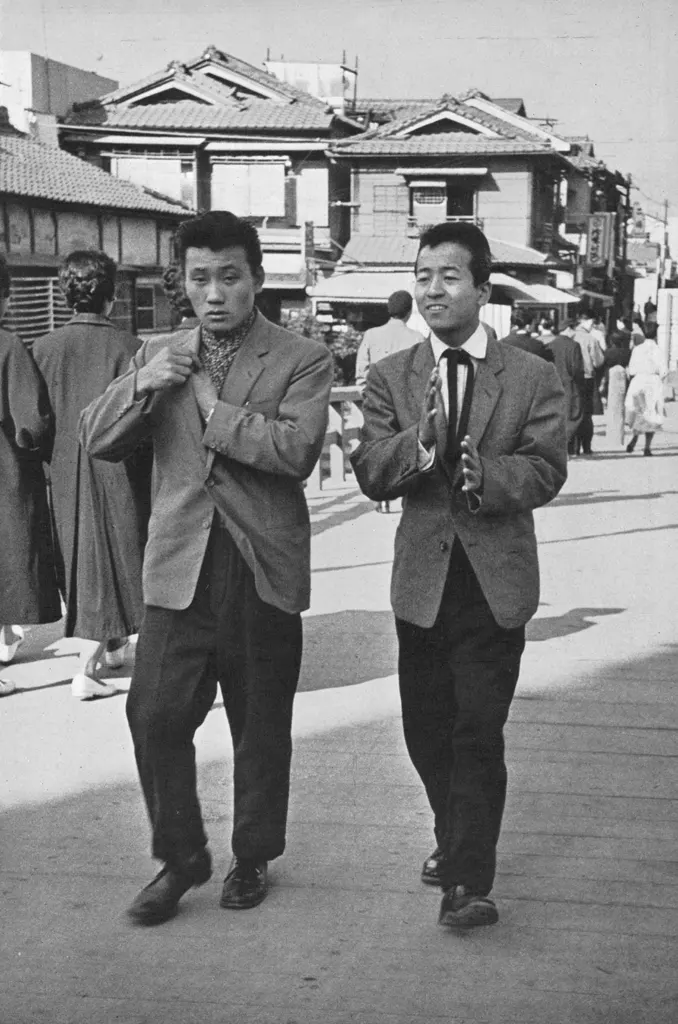「太左衛門橋にて」 緑川洋一&nbsp;-&nbsp;アサヒカメラ 1956年7月号より