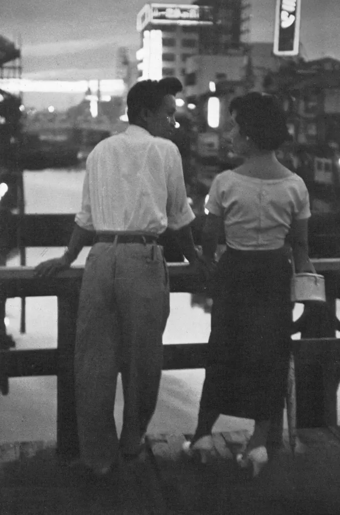 「道頓堀にて」 緑川洋一&nbsp;-&nbsp;アサヒカメラ 1956年7月号より