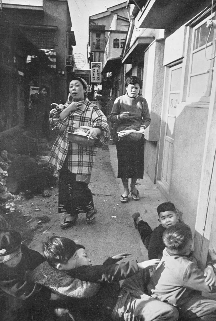 「風呂帰り」 常盤とよ子&nbsp;-&nbsp;アサヒカメラ 1956年7月号より