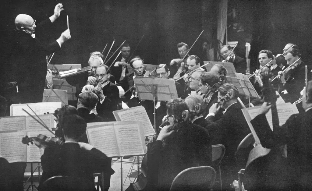「ウィーン交響楽団」 船山克&nbsp;-&nbsp;アサヒカメラ 1956年7月号より