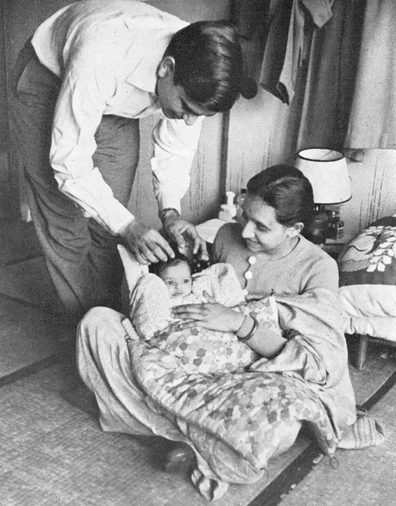 「ある印度人夫妻 （日本で農業を学ぶインド人家族）」 佐藤英雄&nbsp;-&nbsp;アサヒカメラ 1956年7月号より