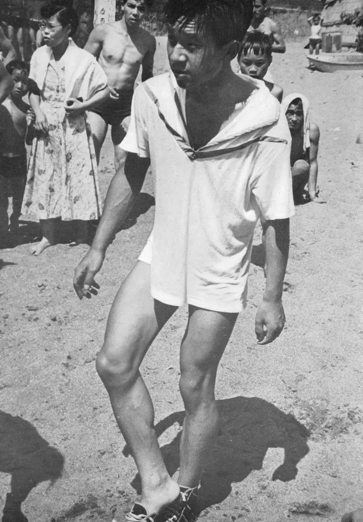 「学生皇太子 （葉山一色海岸にて）」 後藤彬&nbsp;-&nbsp;アサヒカメラ 1956年7月号より