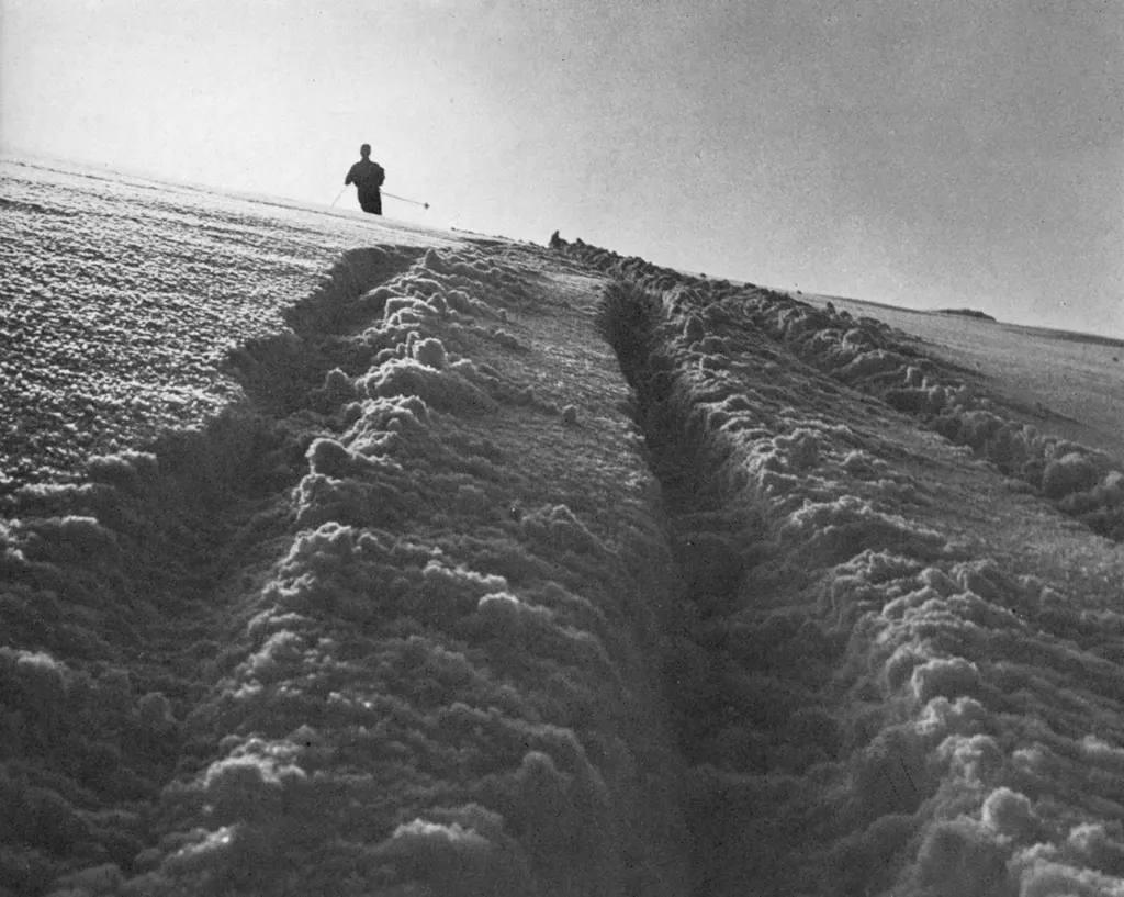 「シュプール （八甲田山にて）」 三木慶介&nbsp;-&nbsp;アサヒカメラ 1956年7月号より