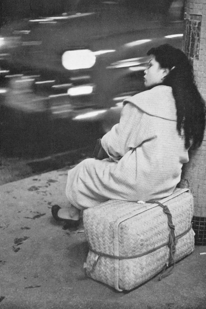 「ある女 （大阪駅にて）」 安藤勝弘&nbsp;-&nbsp;アサヒカメラ 1956年7月号より