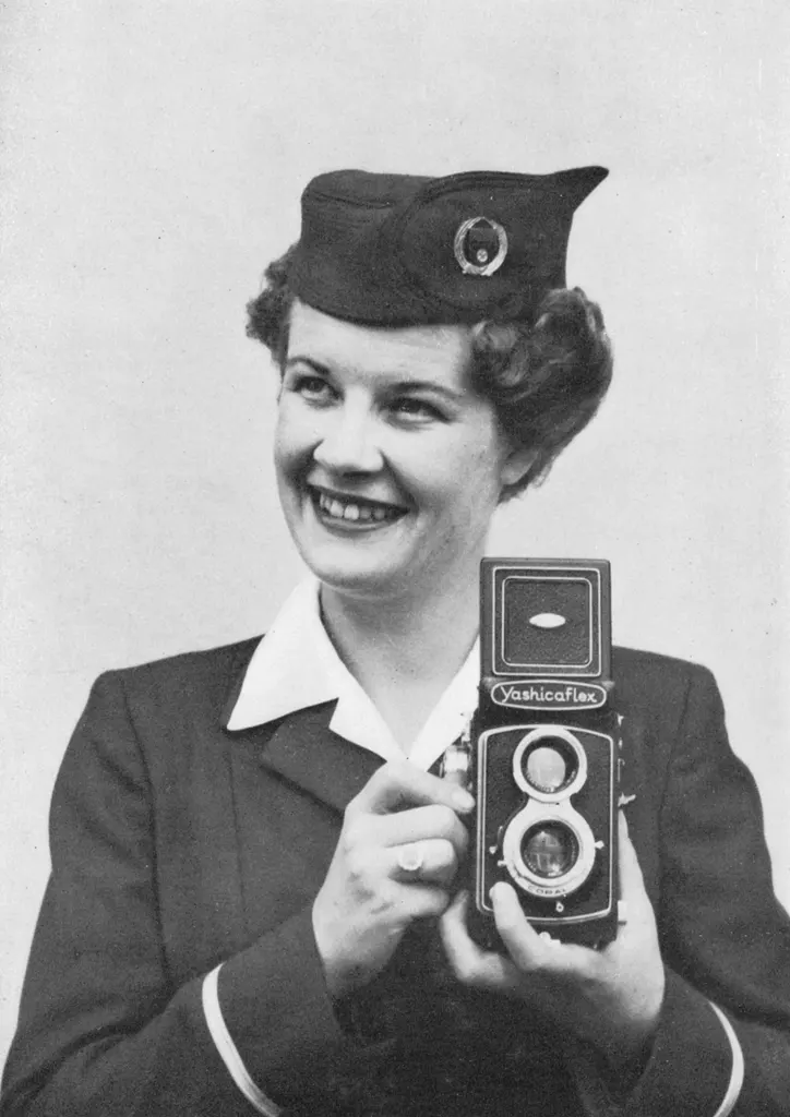 「ヤシカ・ルーキーの広告 （カメラを持つ外国人女性）」&nbsp;-&nbsp;アサヒカメラ 1956年7月号より