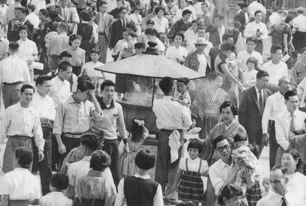 「浅草の顔 （浅草寺の常香炉）」 田沼武能&nbsp;-&nbsp;アサヒカメラ 1956年7月号より