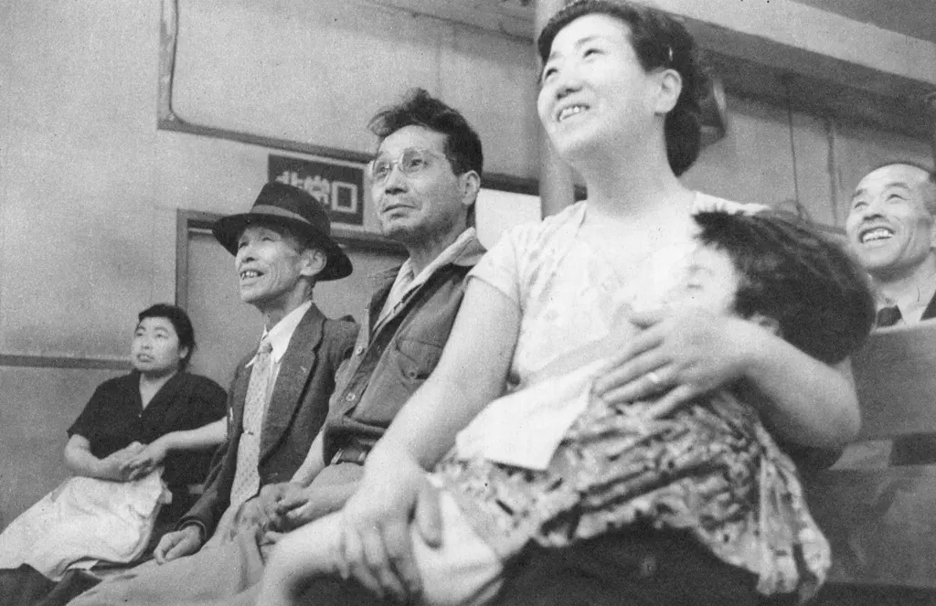 「浅草の顔 （安来節に聞きほれる人々）」 田沼武能&nbsp;-&nbsp;アサヒカメラ 1956年7月号より