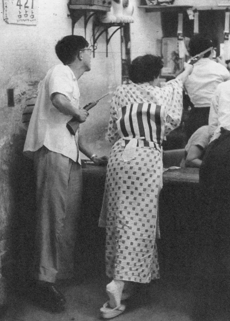 「射的屋にて」 中安辰夫&nbsp;-&nbsp;アサヒカメラ 1956年7月号より
