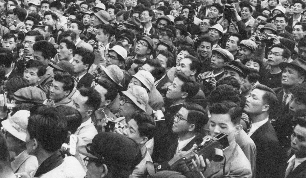 「比叡山撮影会スナップ （モデル撮影に集まった人、人、人）」&nbsp;-&nbsp;アサヒカメラ 1956年7月号より