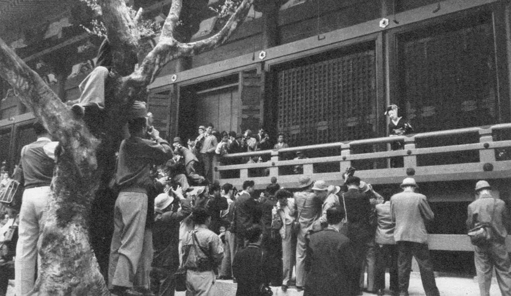 「比叡山撮影会スナップ （舞妓の撮影会）」&nbsp;-&nbsp;アサヒカメラ 1956年7月号より