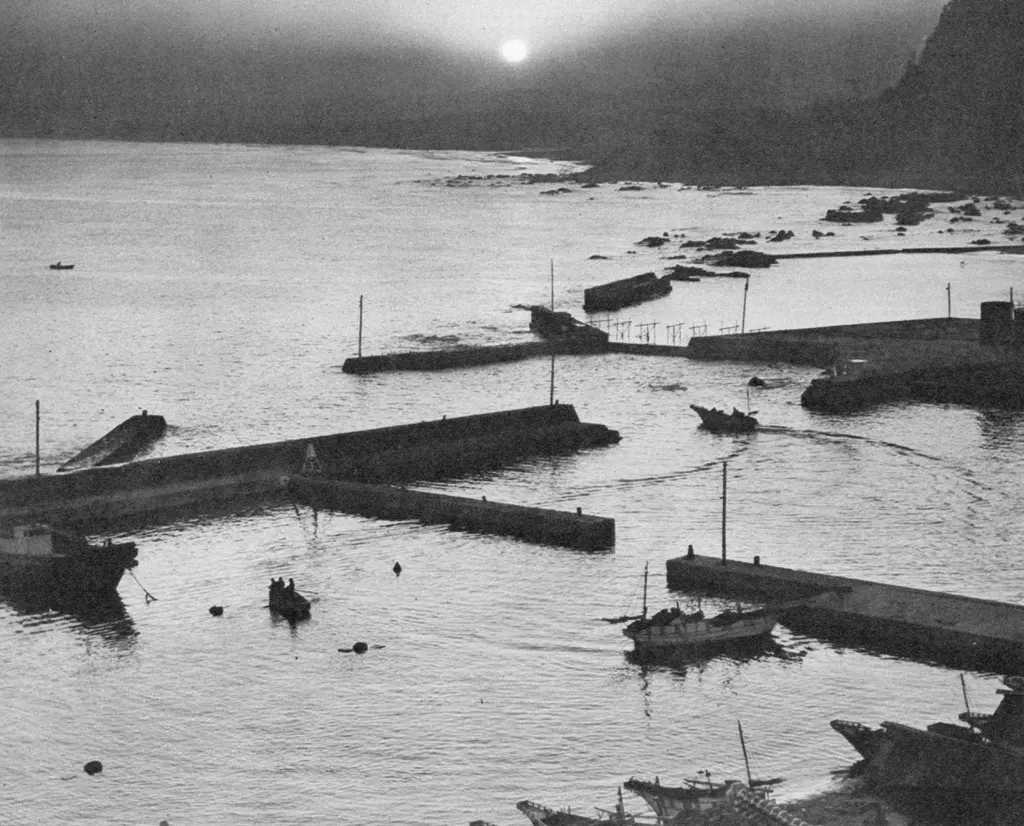 「出漁」 長谷川忠作&nbsp;-&nbsp;アサヒカメラ 1956年7月号より