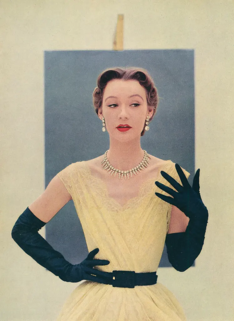 「パリのファッション （モデル：リサ・フォンサグリーヴス）」 ウージェーヌ・リュバン・ド・レイ&nbsp;-&nbsp;アサヒカメラ 1956年7月号より