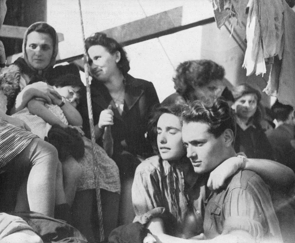 「避難民」 エーリヒ・アウエルバッハ&nbsp;-&nbsp;アサヒカメラ 1956年7月号より