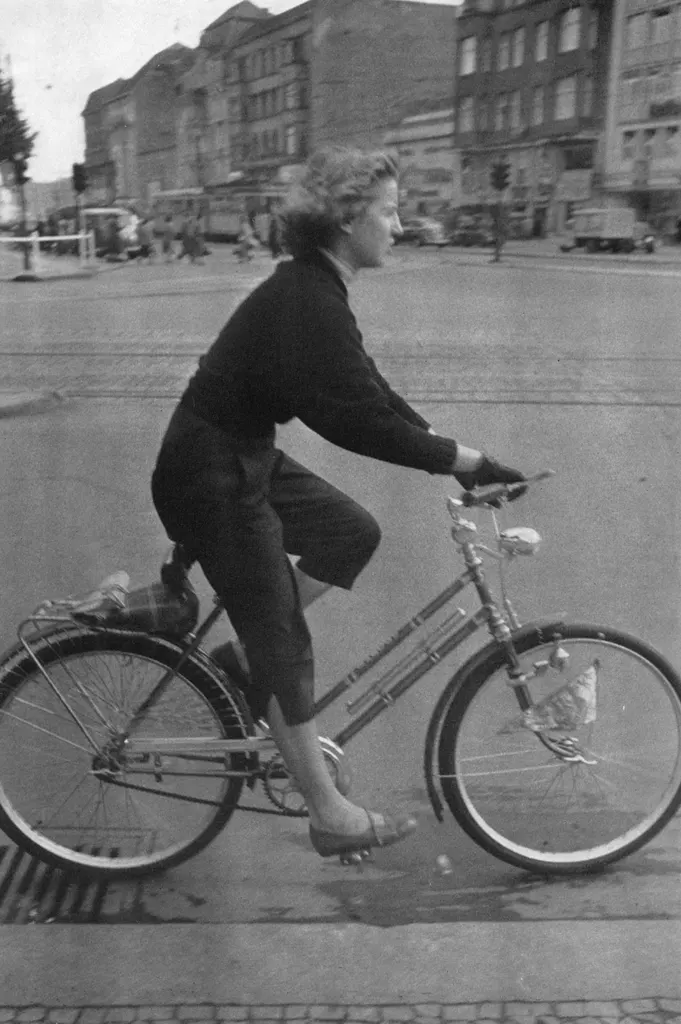 「自転車の娘 （ベルリン）」 木村伊兵衛&nbsp;-&nbsp;アサヒカメラ 1955年3月号より