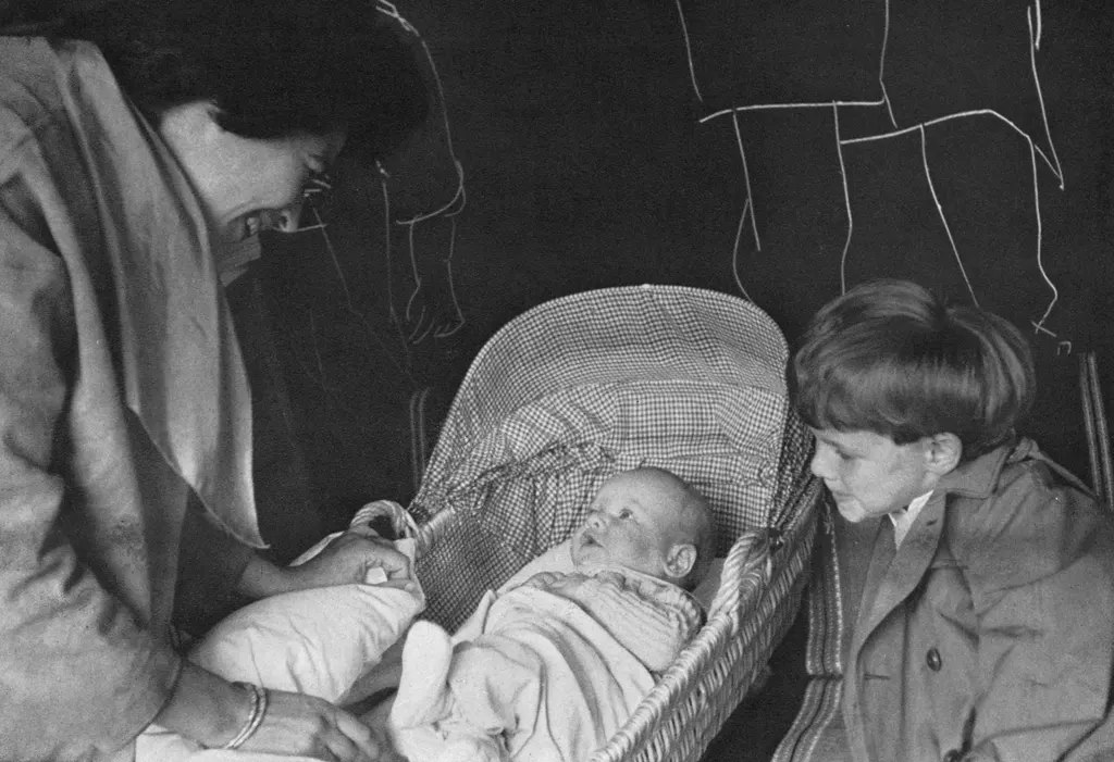 「ビショフ未亡人と遺児 （スイス）」 木村伊兵衛&nbsp;-&nbsp;アサヒカメラ 1955年3月号より