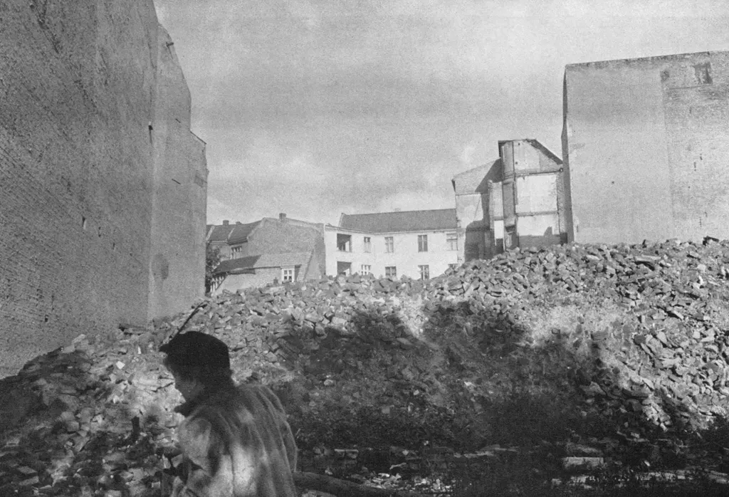 「爆撃のあと （ベルリン）」 木村伊兵衛 （1954年）&nbsp;-&nbsp;アサヒカメラ 1955年3月号より