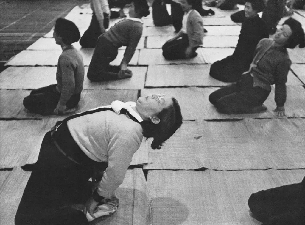「美容体操 （横浜市新子安小学校講堂のNHK 講習会にて）」 吉岡専造&nbsp;-&nbsp;アサヒカメラ 1955年3月号より