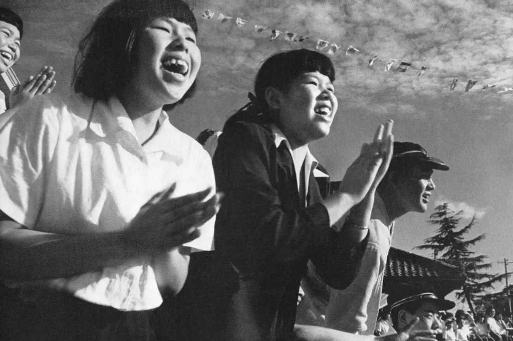 「運動会にて」 新居義久&nbsp;-&nbsp;アサヒカメラ 1955年3月号より