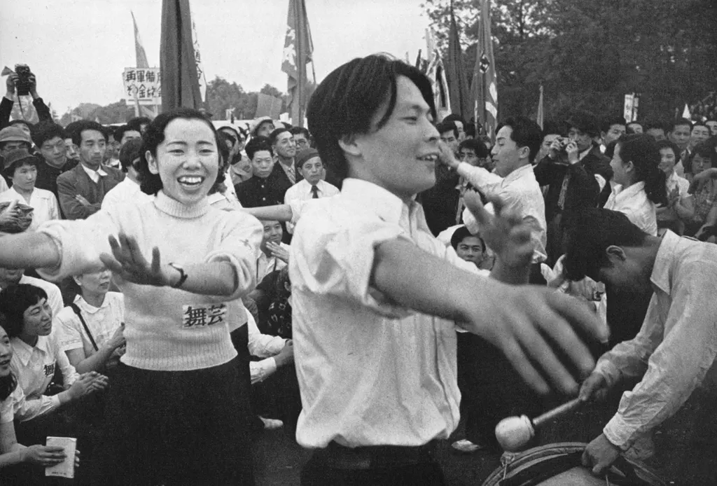 「メーデーの若い人たち」 黒田和夫&nbsp;-&nbsp;アサヒカメラ 1955年3月号より