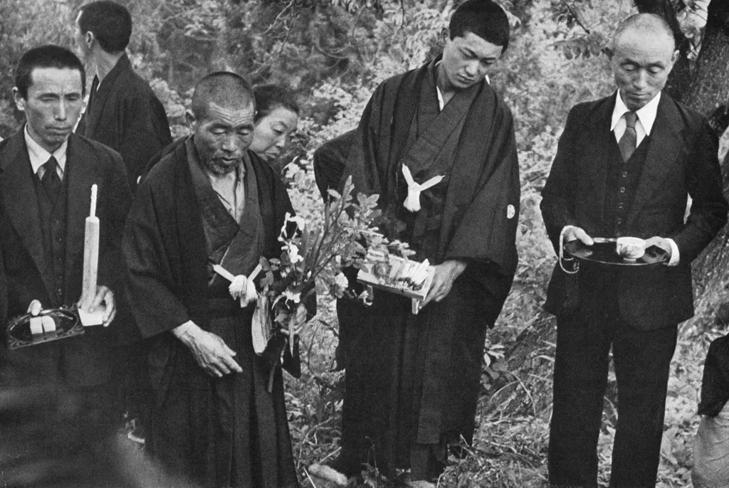 「葬式 （醍醐村にて）」 佐藤久太郎&nbsp;-&nbsp;アサヒカメラ 1955年3月号より