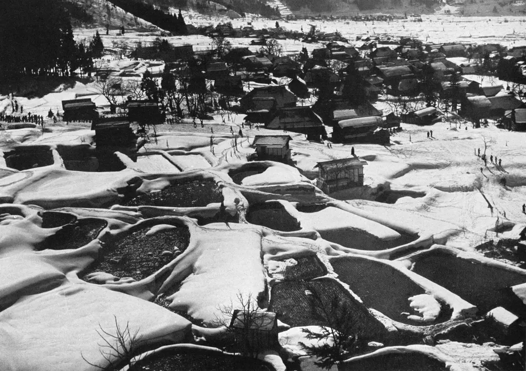 「早春の山麓 （長野県野沢にて）」 河合義雄&nbsp;-&nbsp;アサヒカメラ 1955年3月号より