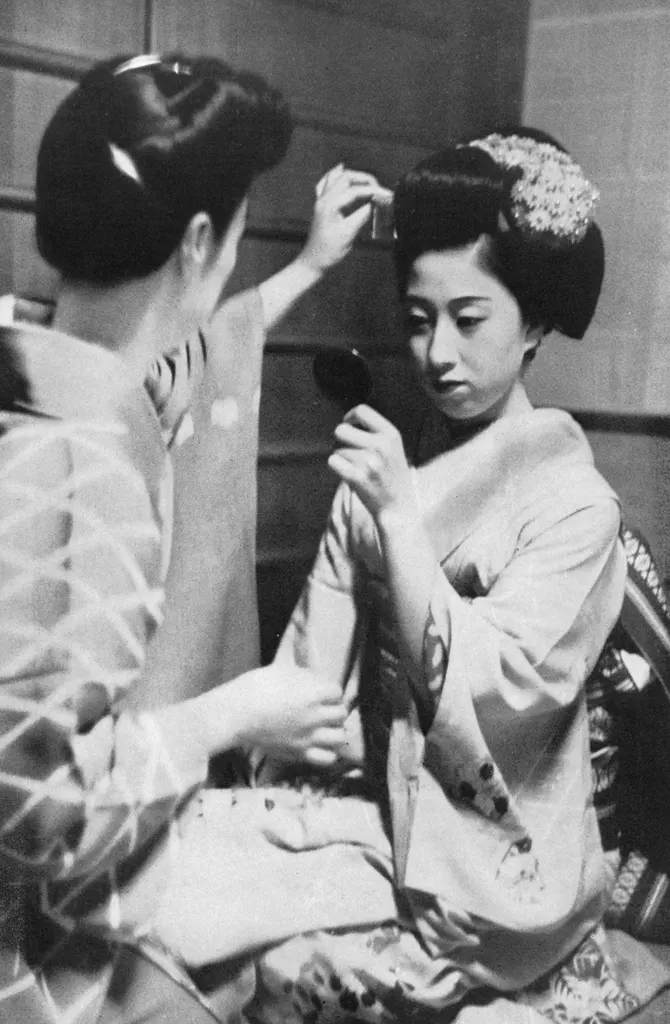 「舞妓 （京都祇園にて）」 山本善之介&nbsp;-&nbsp;アサヒカメラ 1955年3月号より