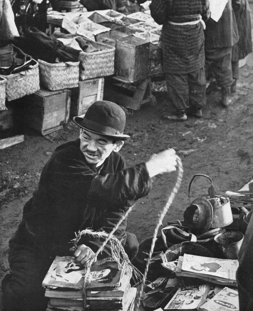 「市の日」 松永夏教&nbsp;-&nbsp;アサヒカメラ 1955年3月号より