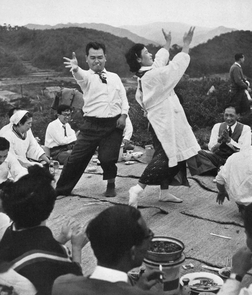 「酒機嫌 （姫路近郊にて）」 大西安一&nbsp;-&nbsp;アサヒカメラ 1955年3月号より