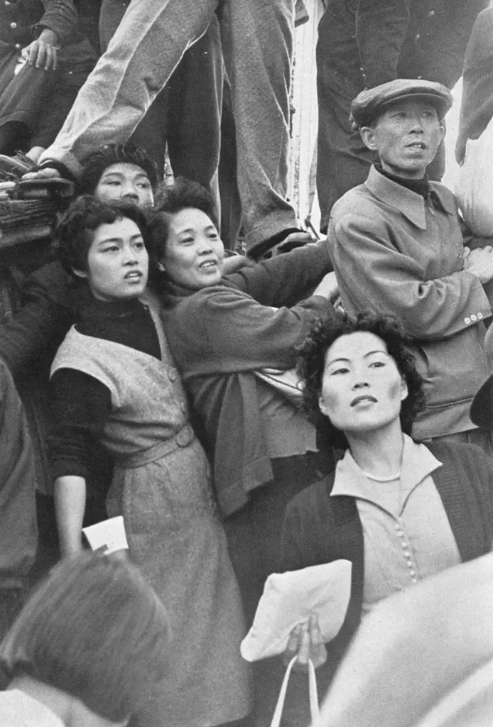 「見物 （福岡市内にて 映画のロケ）」 日高治利&nbsp;-&nbsp;アサヒカメラ 1955年3月号より