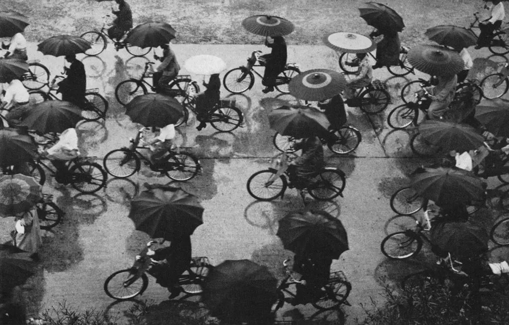 「通勤 （新居浜市住友化学正門前にて）」 日和佐初太郎&nbsp;-&nbsp;アサヒカメラ 1955年3月号より