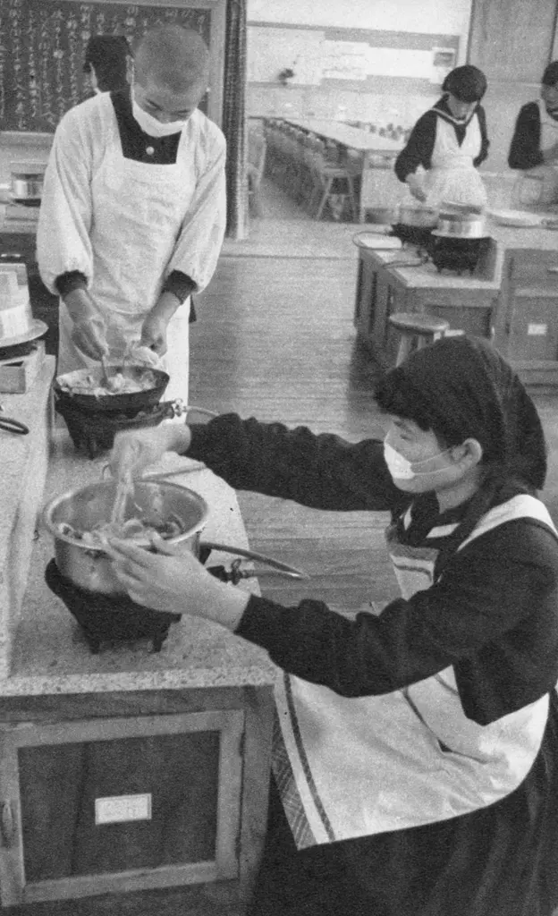 「中学生のお割烹」 新居義久&nbsp;-&nbsp;アサヒカメラ 1955年3月号より